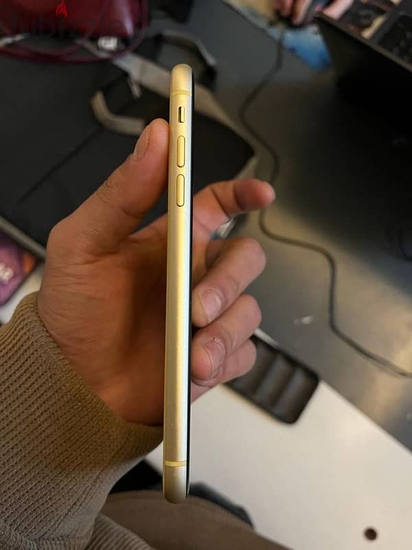 iphone XR/128 مغير بطاريه فقط 5