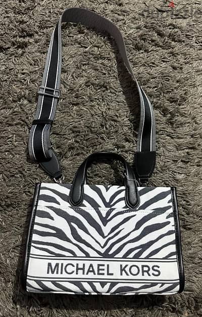 Micheal kors bag new (black and white color)