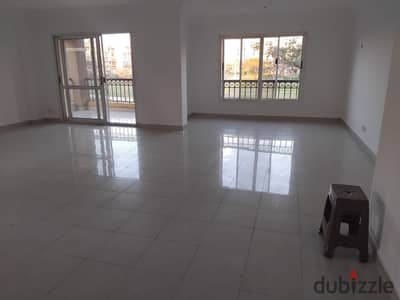 Apartment 250 m for rent in Madinaty with the best view and wide garden, distinguished location, minutes from services and malls, first floor, corpora