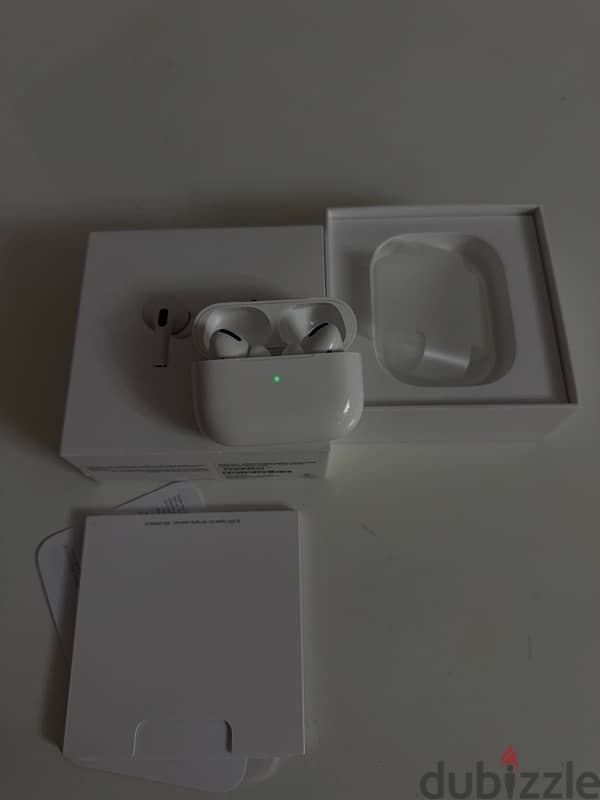 Airpods Pro 1 like new with it’s box 1