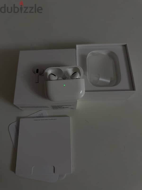 Airpods Pro 1 like new with it’s box 2