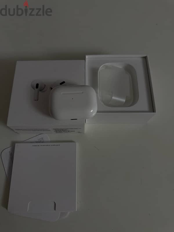 Airpods Pro 1 like new with it’s box 3