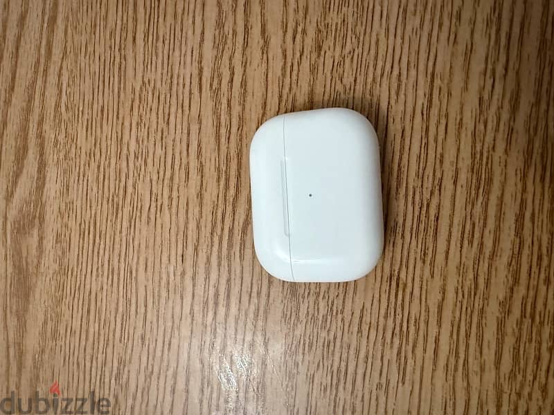 Airpods Pro 1 like new with it’s box 4