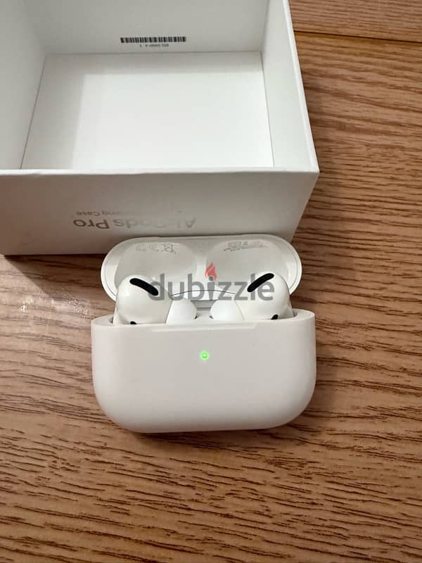 Airpods Pro 1 like new with it’s box 5