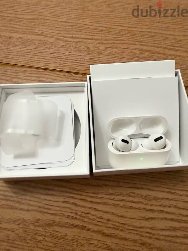 Airpods Pro 1 like new with it’s box 6