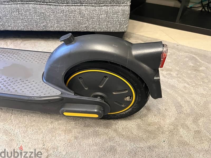 Ninebot Kickscooter Max G30D للبيع حالته ممتازة 7