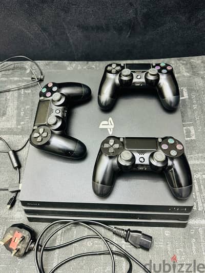 playstation 4 pro + 3 controllers