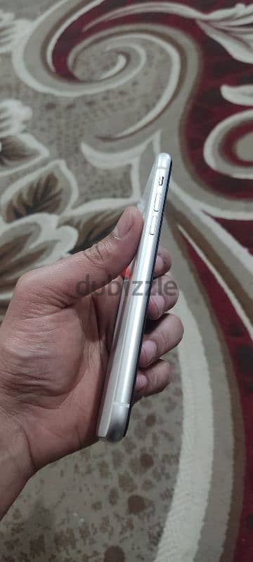 iphone 11  بحالة ممتازة زي الجديد 9