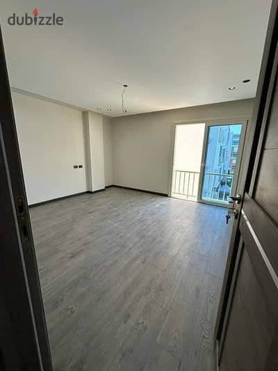 For sale, a fully finished, ready-to-move-in apartment at the entrance to the Administrative Capital in a residential area, with services remaining