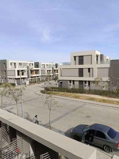 Townhouse Modern للبيع  في كمبوند لافيستا سيتي lavista City