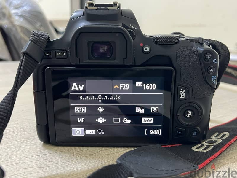 كاميرا Canon 250D بحاله ممتازه 1