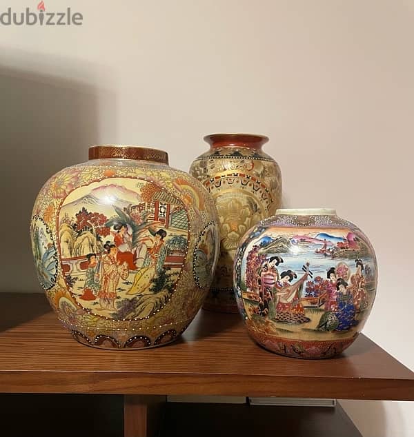 Set of 3 Hand-Painted Decorative Vases  طقم من 3 فازات مزخرفة يدوياً 1