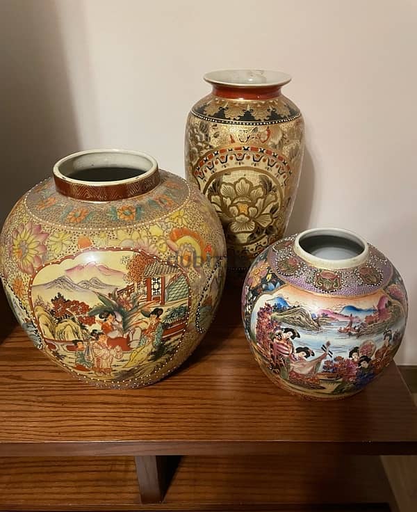 Set of 3 Hand-Painted Decorative Vases  طقم من 3 فازات مزخرفة يدوياً 2