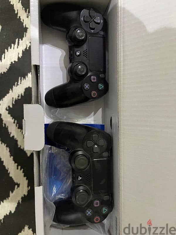 ps4 pro  + 2 controllers + 3 games 8