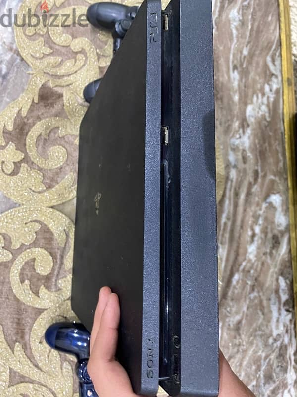 PlayStation 4 slim 500gبلايستيشن ٤ معاه درعين (قابل للتفاوض ) 1