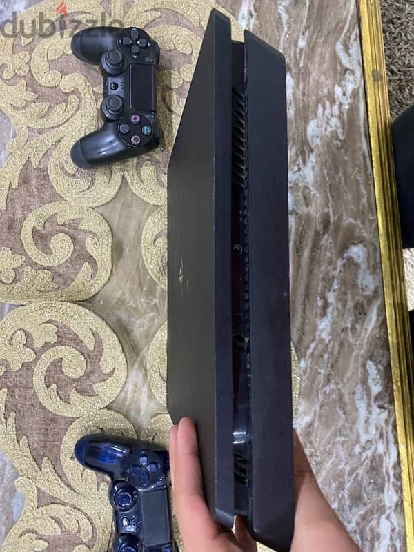 PlayStation 4 slim 500gبلايستيشن ٤ معاه درعين (قابل للتفاوض ) 4