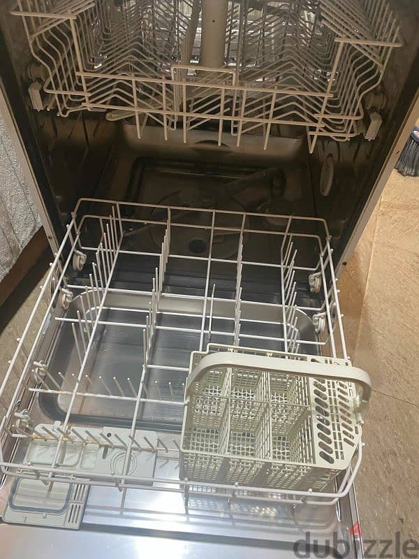 white Westinghouse  Dish washer 3