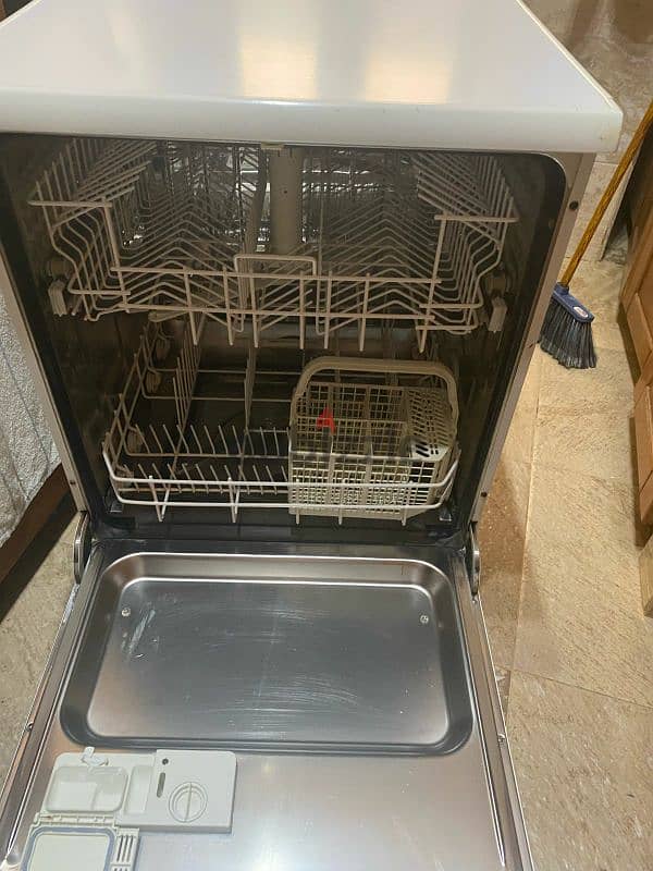 white Westinghouse  Dish washer 4