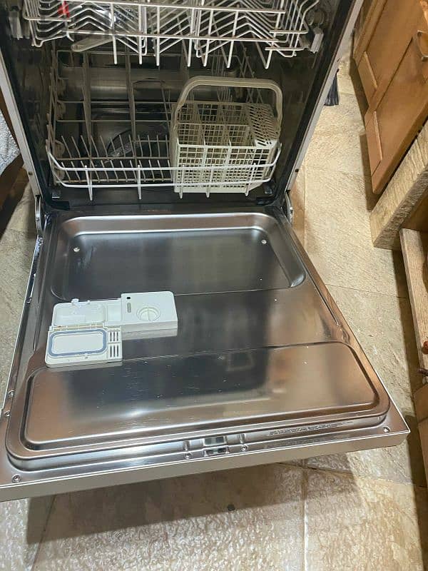 white Westinghouse  Dish washer 7