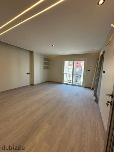 Next to the American University, a fully finished apartment for sale with immediate delivery, with a private garage, in New Cairo, in an already inhab