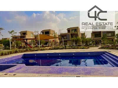 Villa townhouse  corner 4toilet for  sale  in palm hills  new cairo bargain price with installment on landscape  in the best location in 5th statement