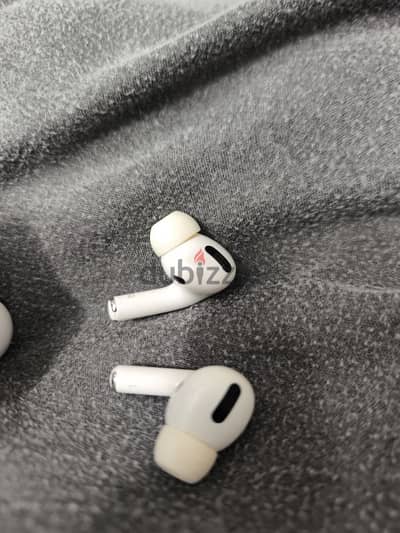 2 airpods  pro 1  working perfectly