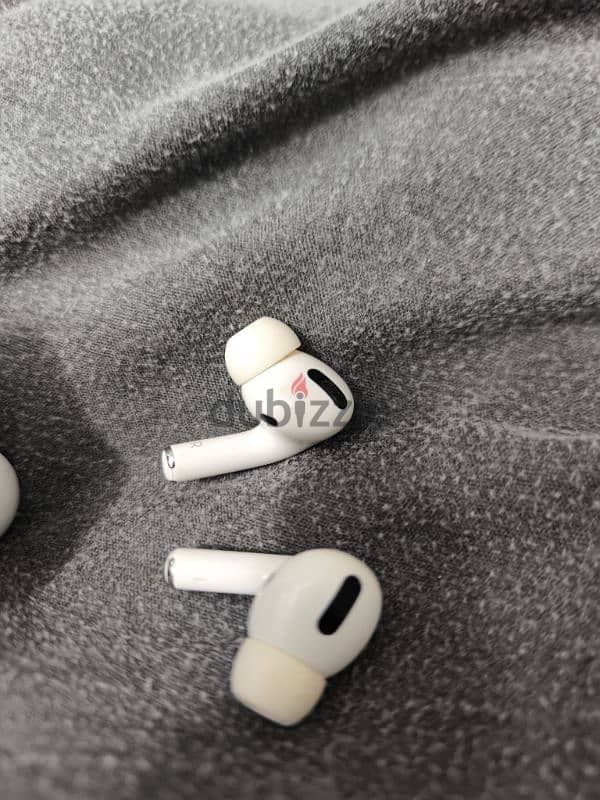 2 airpods  pro working perfectly 0