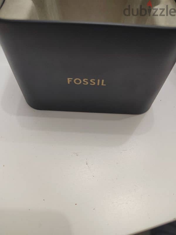 ساعة. fossil 4