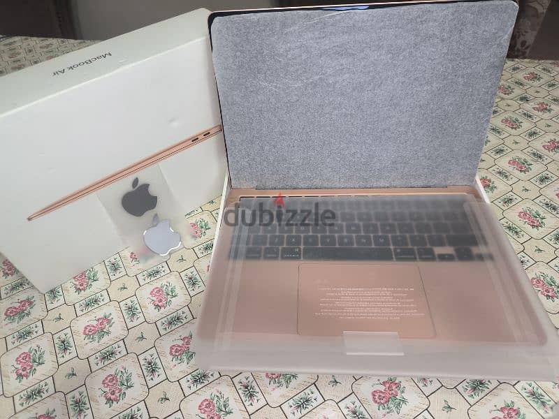 MacBook Air M1 100%  33 C. C  A+++ condition 0