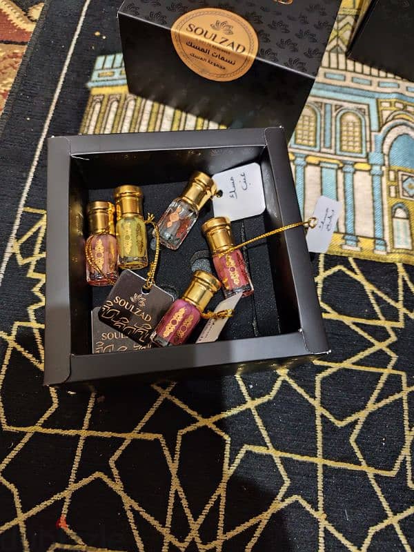 علبتين عطور مسك وعود وارد السعوديه 1