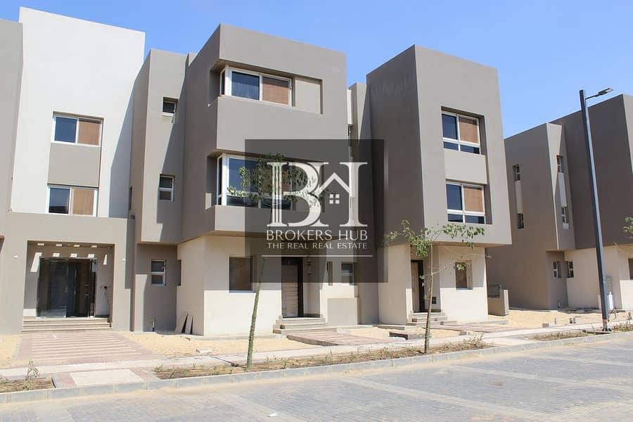 ready to move with facilities in payment townhouse for sale in etapa el sheikh zayed 0