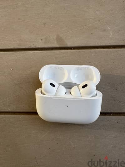 Airpods pro 2 type c معاها العلبة ولسه في الضمان