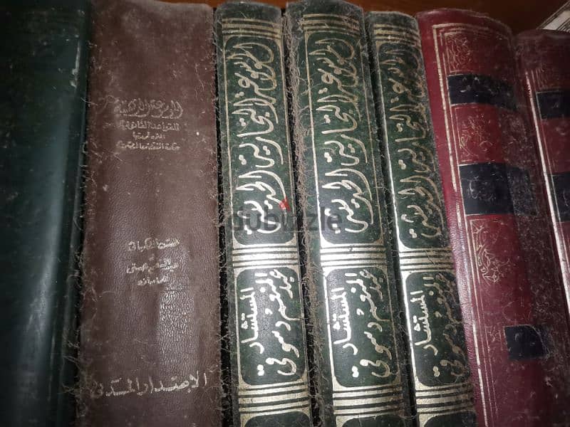 كتب قانونية كثيرة لمكتبة محامي كبيرة 6