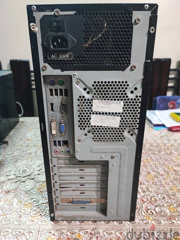 Fujitsu كيسة استيراد بحالة ممتازة CPU: i5-4460 3.20GHz 1