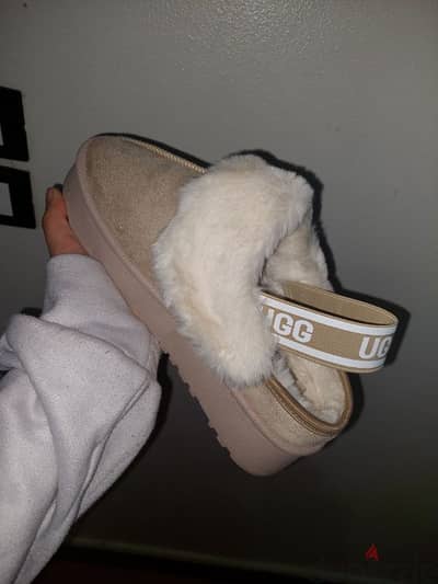 UGGS, beige