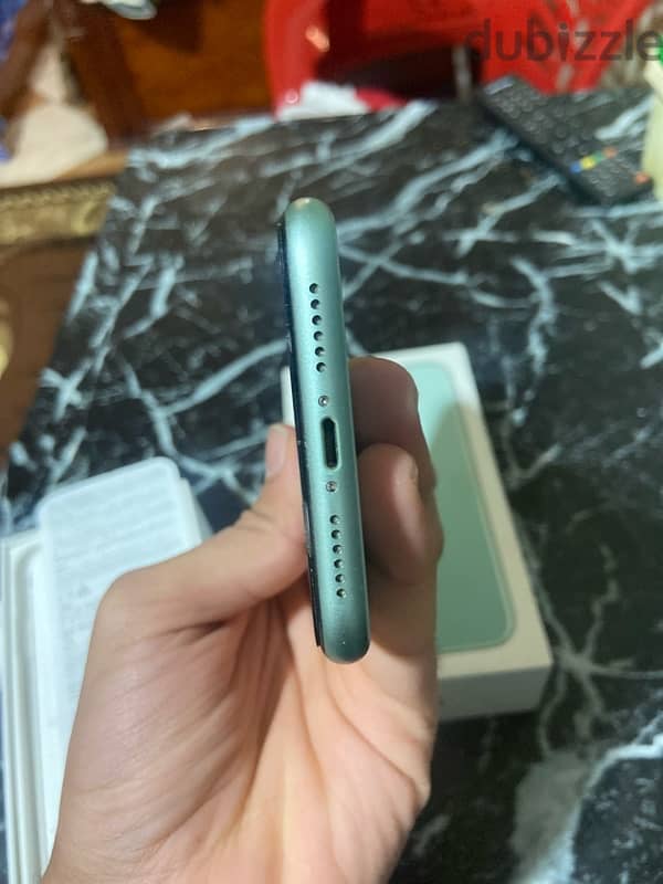 iPhone 11 حالة نضيفه جدا 5