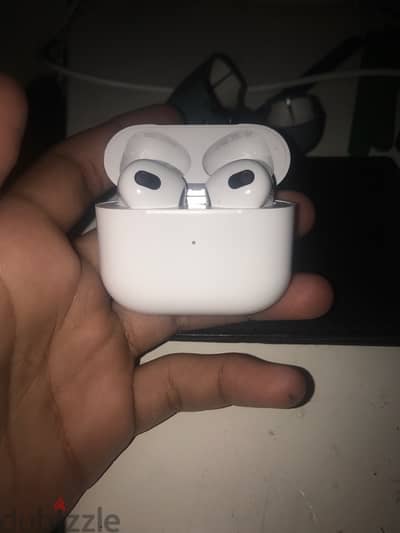 AirPods 3 استعمال شهر واحد و معاها العلبه و الوصله