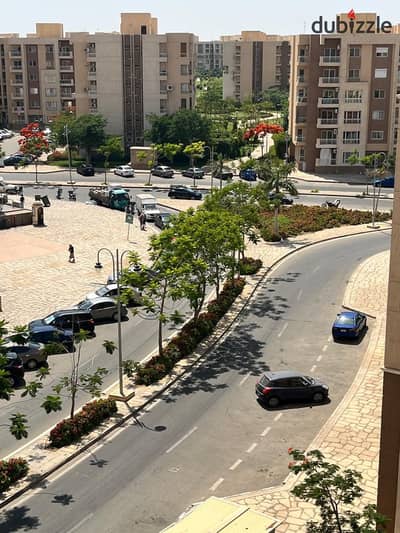 For sale in Madinaty, cash apartment At a bargain price for a quick sale Area 96 meters in B11 Fifth floor Consists of 2 bedrooms and 2 bathrooms Dire