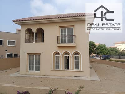 villa townhouse for sale 460m uptown new cairo READY TO MOVE FINISHED  with installment in the best location in 5th statement