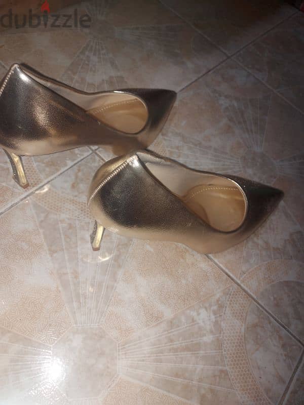 Gold heels حذاء سواريه ذهبي 3