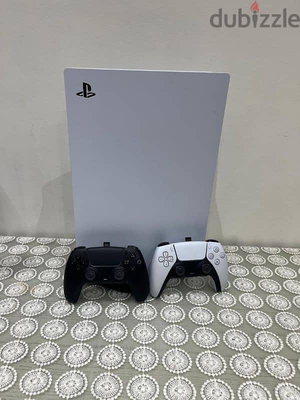 Playstation 5 with 2 controller- استخدام مرتين 1