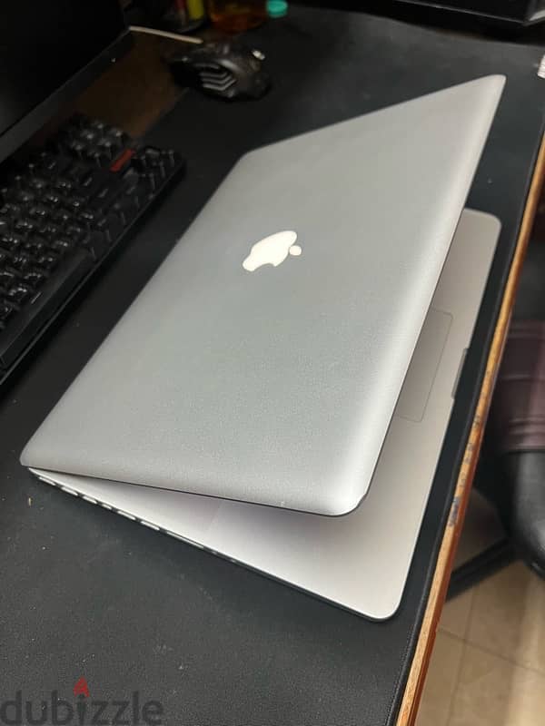 Apple MacBook pro 2011 1