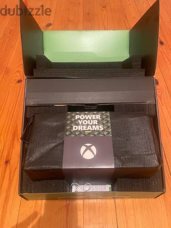 Xbox Series X in excellent condition 4