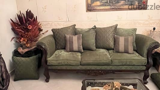 olive living room in excellent condition