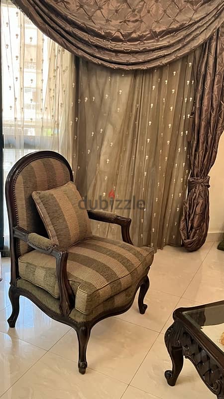 olive living room in excellent condition 1