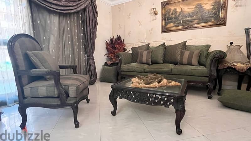 olive living room in excellent condition 3