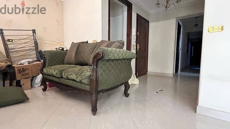 olive living room in excellent condition 4