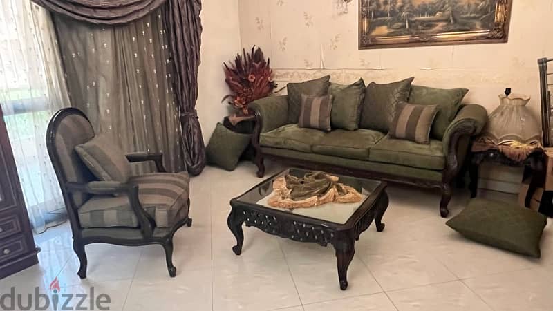 olive living room in excellent condition 6