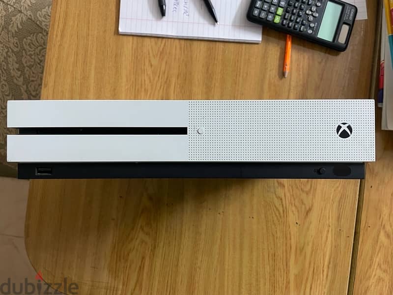 xbox one s 500gbاكس بوكس وان اس معاه الدراع الاوريجنال و عليه العاب 2