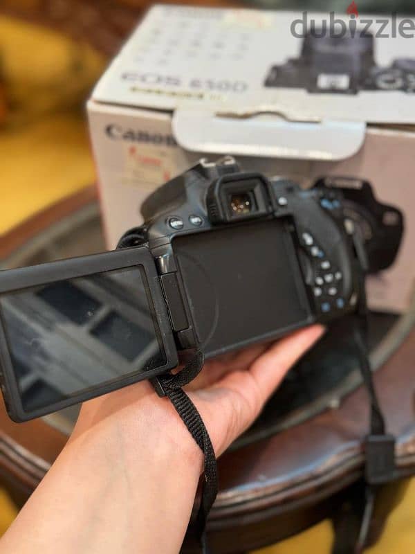 كاميرا كانون  canon 650d معاها كل حاجتها وترايبود وريفلكتور 1